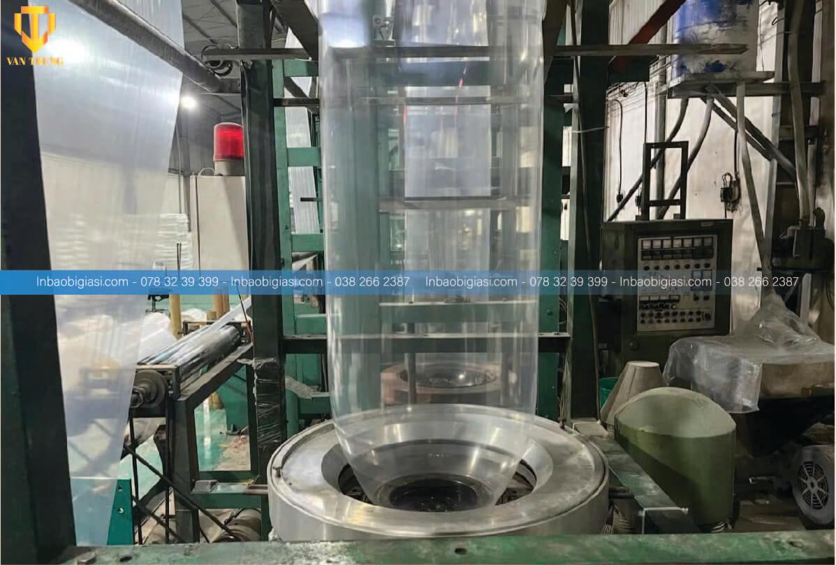 Công đoạn thổi túi nilon bóng kính