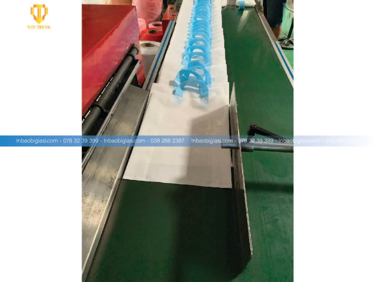 Túi nilon trắng sữa quay xanh biển