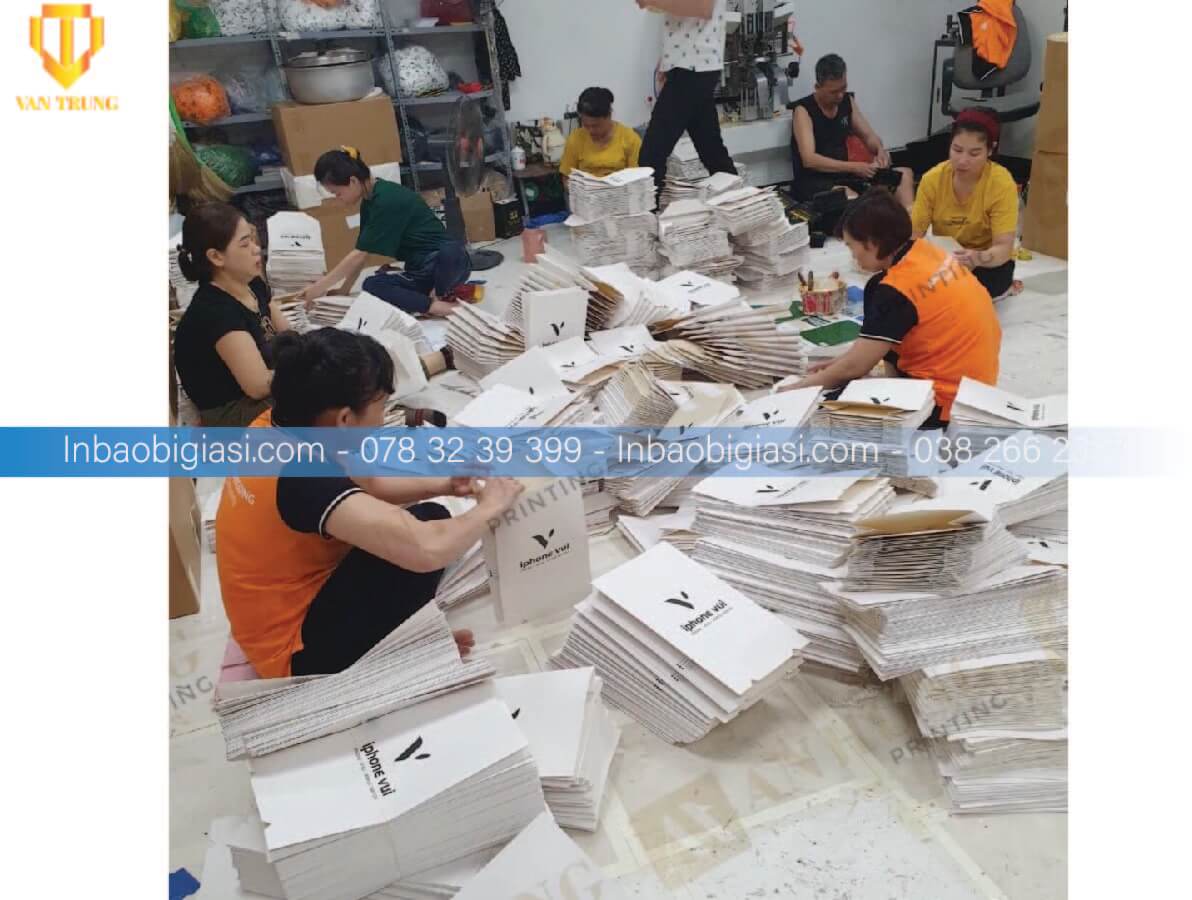 Công đoạn dán túi giấy sau in