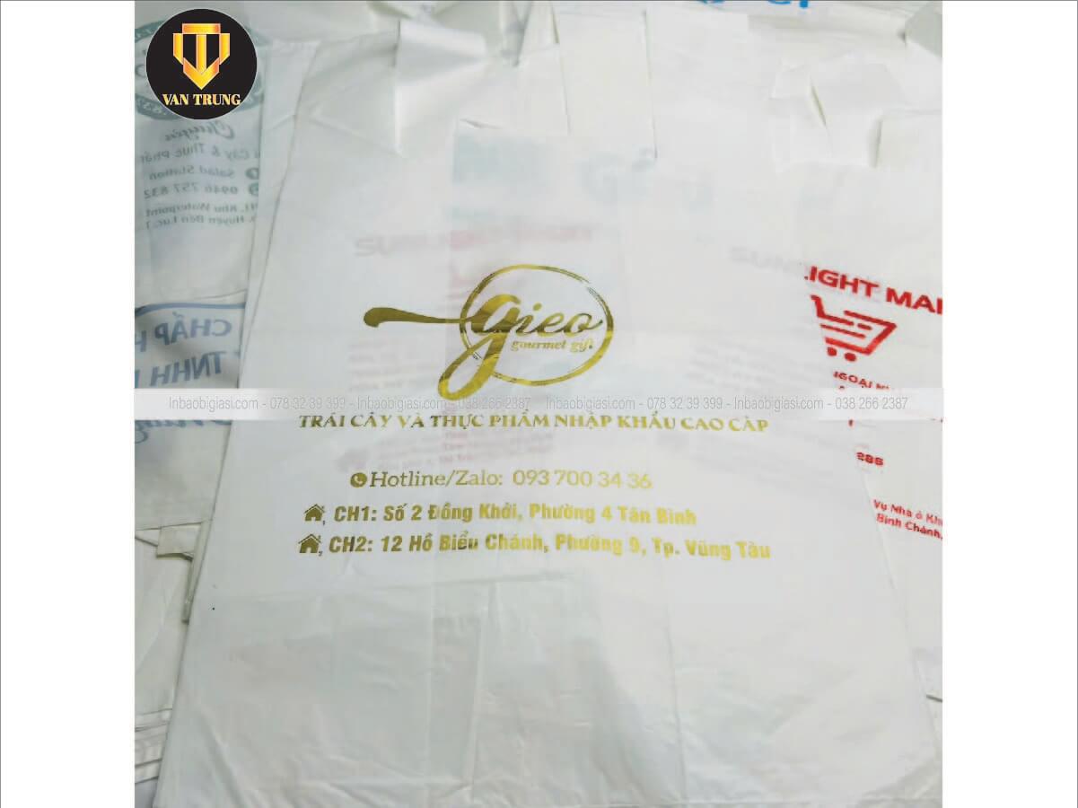 Mẫu túi nilon siêu thị in chữ vàng nhũ