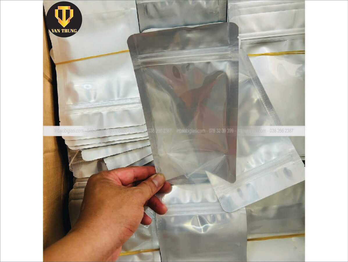 Túi zipper 1 mặt trong 1 mặt bạc